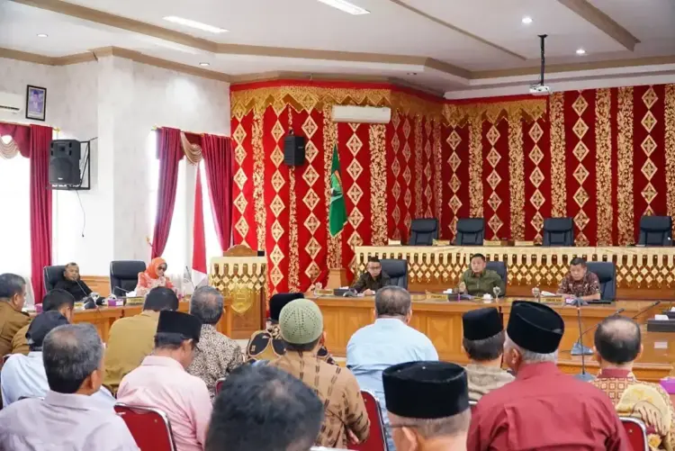 RAPAT DENGAR PENDAPAT— Komisi C DPRD Kota Payakumbuh menggelar Rapat Dengar Pendapat dengan Kepala Sekolah, Komite Sekolah.