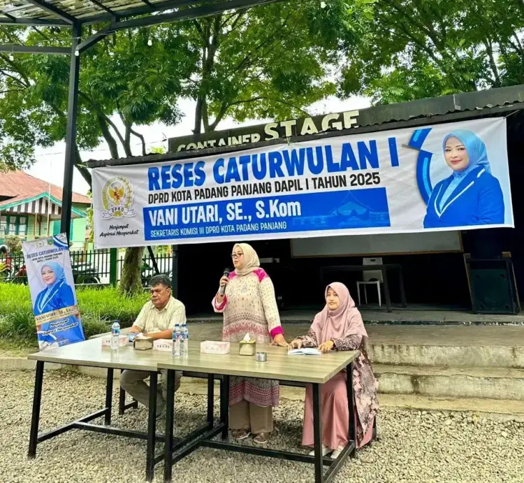 RESES—Anggota Komisi III DPRD Padangpanjang, Vani Utari menampung aspirasi dari masyarakat saat reses.