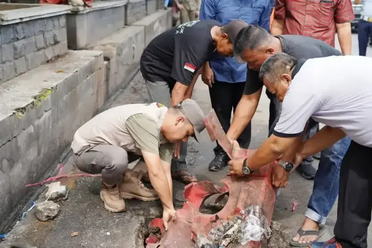 TINJAU—Wali Kota Solok Ramadhani saat meninjau kondisi Pasar Raya Solok.