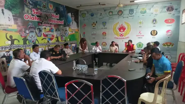 Rapat Internal Pengurus, KONI Sijunjung akan Monitoring dan Update Data Seluruh Cabor 1 RAPAT INTERNAL— Rapat internal KONI Sijunjung membahas persiapan monitoring kepada seluruh cabor yang terdata, bertempat di Kantor Koni, Muaro Sijunjung, Rabu (16/4).