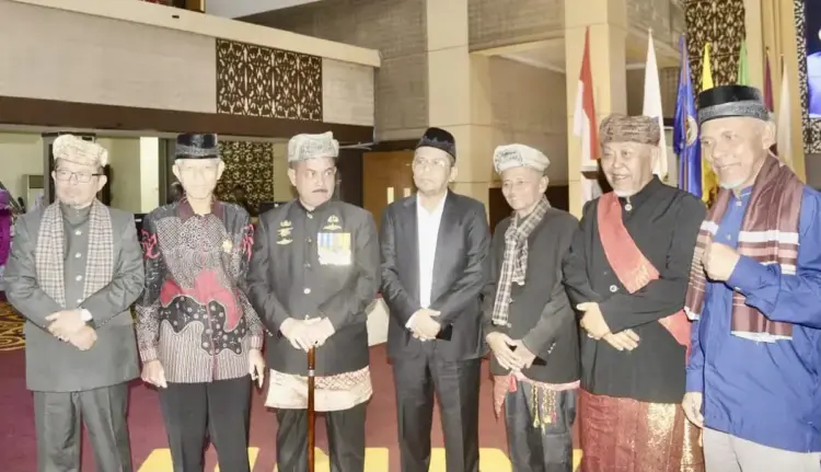 FOTO BERSAMA— Ketua Umum LKAAM Sumbar, Prof Dr H Fauzi Bahar Dt Nan Sati dengan Anggota DPR RI, H Arisal Aziz saat menghadiri  silaturahmi dengan LKAAM se Sumbar, KAN, Kepala Wilayah Kantor ATR/BPN Sumbar Teddi Guspriadi, dan Kapolda Sumbar.