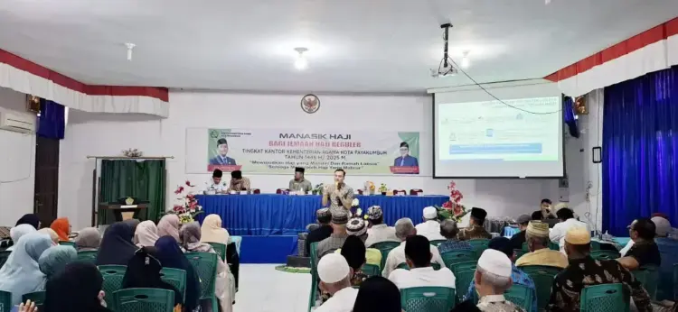 BPJS Kesehatan Gelar Sosialisasi Program JKN, Lindungi CJH dan Petugas Haji 1 LINDUNGI KESEHATAN JEMAAH HAJI— Petugas BPJS Kesehatan saat menyampaikan program pada jamaah calon haji dan petugas haji Kota Payakumbuh . tentang pelayanan kesehatan selama ibadah haji.