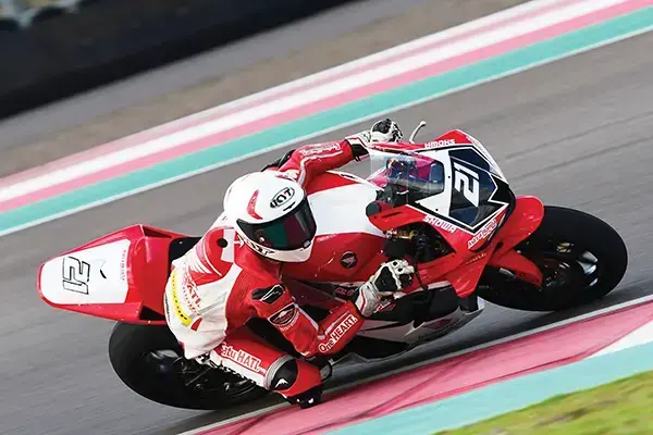 PERFORMA TERBAIK— Pebalap binaan PT Astra Honda Motor (AHM) siap bersiap menunjukkan kembali performa terbaiknya bersama CBR series dalam ajang balap Mandalika Racing Series (MRS) 2025.