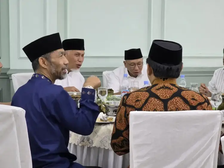 Mahyeldi Sambut Baik Tawaran Gubernur Lampung, Penyediaan Daging Sapi, Ubi Kayu dan Jagung 1 MAKAN—Gubernur Sumatera Barat (Sumbar), Mahyeldi Ansharullah bersama Gubernur Lampung, Rahmat Mirzani Djausal asat makan siang bersama di Rumah Makan Pindang Uwo, Lampung. Jum’at (18/4).