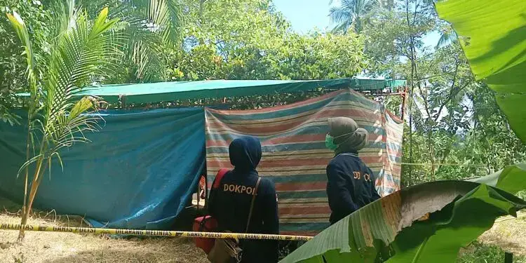 Sudah 40 Hari Meninggal, Makam Karyawan Toko Emas Dibongkar, Keluarga Menduga ada Kejanggalan, Tim Forensik Lakukan Autopsi 1 MAKAM DIBONGKAR— Tim Forensik dari Polda Sumbar dan Polda Riau melakukan pembongkaran makam karyawan toko emas di Desa Tungkal Utara, Kecamatan Pariaman Utara, Kota Pariaman.