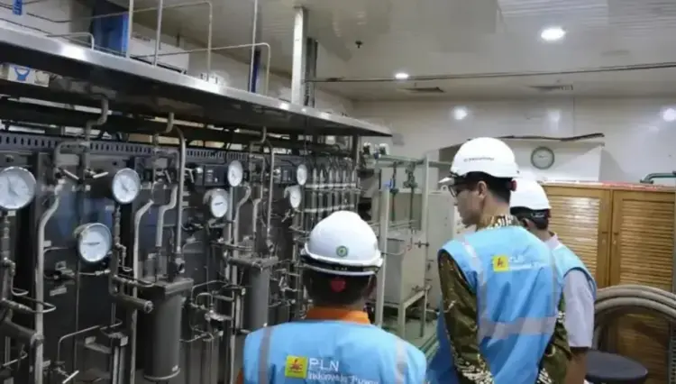 PLN IP UBP Ombilin : Pasokan Listrik Lancar selama Liburan Lebaran 1 Manajer PLN Indonesia Power UBP Ombilin Andi Setiawan saat melihat kesiapan pembangkit dalam.memasok listrik aman dan lancar di liburan lebaran Idul Fitri 1446 H. oke