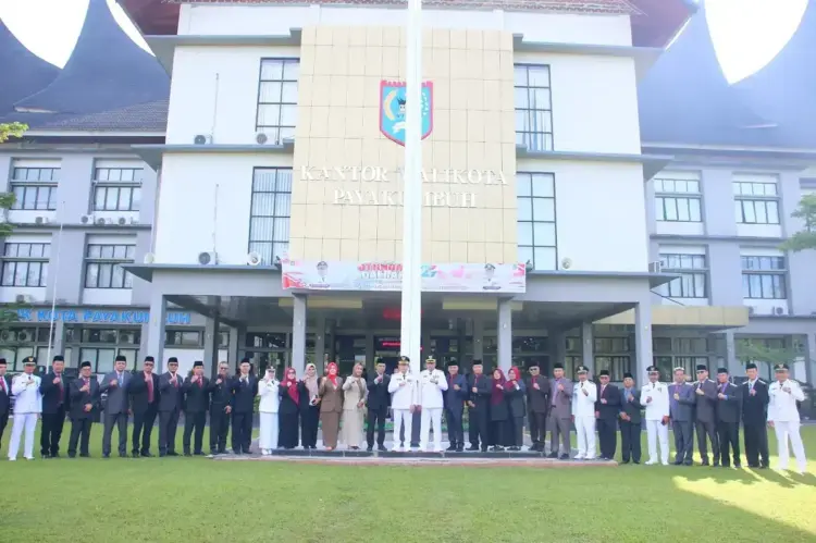 Hari Otonomi Daerah ke-29, Membangun Pemerintahan Daerah yang Responsif, Transparan dan Akuntabel 1 UPACARA PERINGATAN OTODA— Peserta upacara Peringatan Hari Otonomi Daerah (Otda) ke-29 berfoto bersama di halaman Balai Kota Payakumbuh, Senin (28/4).