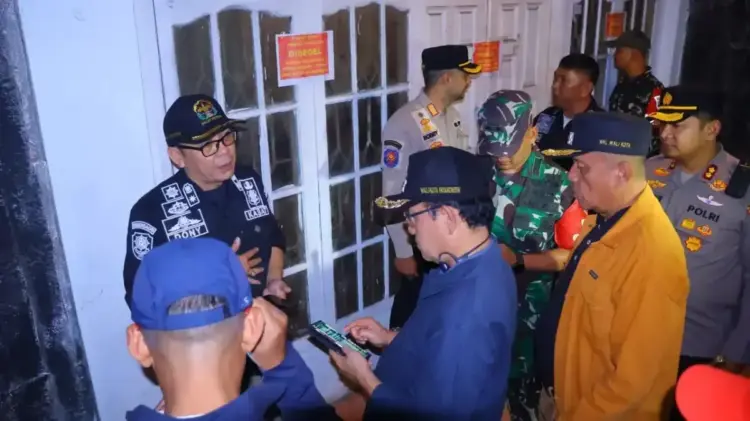 Meresahkan Masyarakat, Kafe di Ngalau Disegel 1 PENYEGELAN KAFE— Wali Kota Payakumbuh Zulmaeta dan Forkopimda memimpin langsung penyegelan salah satu kafe di kawasan Ngalau.