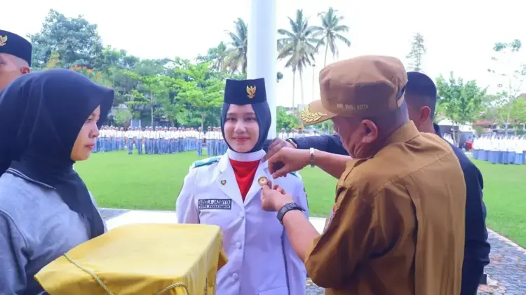 Paskibraka Bukan Sekadar Pasukan Pengibar Bendera, Wawako: Sebagai Simbol Semangat Perjuangan 1 SELEKSI PASKIBRAKA— Wawako Payakumbuh Elzadaswarman memasangkan tanda peserta saat upacara Pembukaan Seleksi Calon Anggota Pasukan Pengibar Bendera Pusaka (Paskibraka) Kota Payakumbuh Tahun 2025 sekaligus Pengukuhan Duta Pancasila Paskibraka Indonesia Kota Payakumbuh digelar di Halaman Balai Kota Payakumbuh, Selasa (15/4).