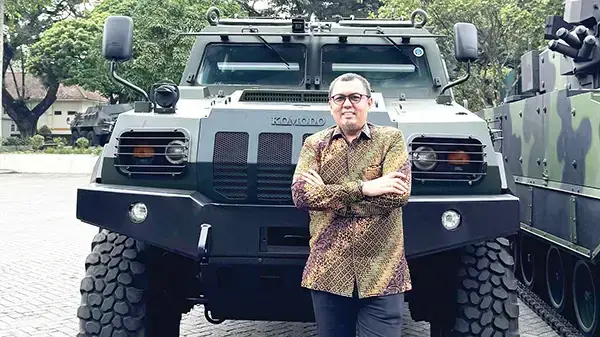 Minimalisir Impor, Braditi Moulevey Dorong Sinergi BUMN dan Industri Lokal untuk Produksi Pertahanan 1 KENDARAAN MILITER— Pengusaha muda dan politisi Partai Gerindra, Braditi Moulevey, saat berada di depan kendaraan militer.