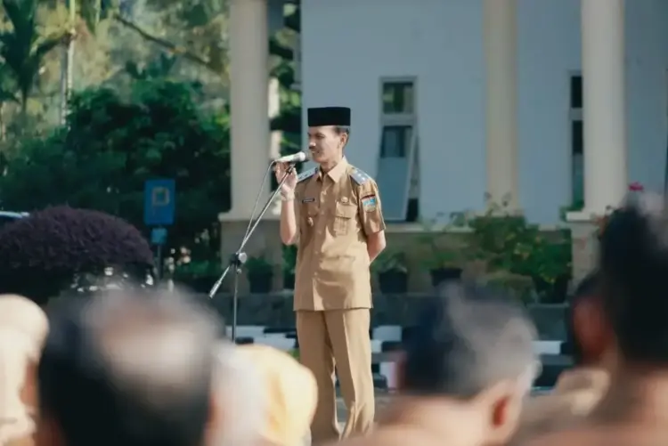 Wabup Solsel H Yulian Efi, Minta Dinas Terkait Evaluasi Pendidikan 1 ARAHAN—Wakil Bupati Solok Selatan, Yulian Efi berikan arahan saat apel Gabungan ASN di Halaman Kantor Bupati Solok Selatan, Senin (28/4).