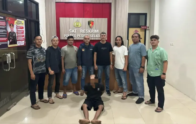 Sadis! Teman Sendiri Dimutilasi Pakai Gergaji, Potongan Tubuh Dicor dalam Bak Mandi, Dipicu Pinjam Uang Rp 400 Ribu 1 MUTILASI— Pelaku mutilasi diamankan di Mapolres Pessel. Sedangkan kerangka korban yang ditemukan dicor dalam bak mandi bekas sarang walet dievakuasi ke rumah sakit.