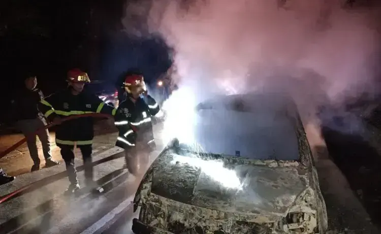 Mobil Grand Livina Hangus Terbakar, Sopir dan Penumpang Selamat 1 TERBAKAR— Petugas Damkar berupaya memadamkan api yang membakar mobil Grand Livina di Kelurahan Indarung, Kecamatan Lubuk Kilangan.