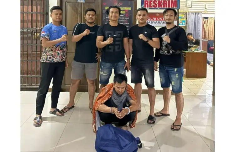 Pura-pura jadi Pembeli, Oknum Guru Honorer Larikan Hp Penjaga Konter 1 CURI HP— Pelaku KH (40) ditangkap jajaran Satreskrim Polres Agam terkait kasus pencurian Hp.