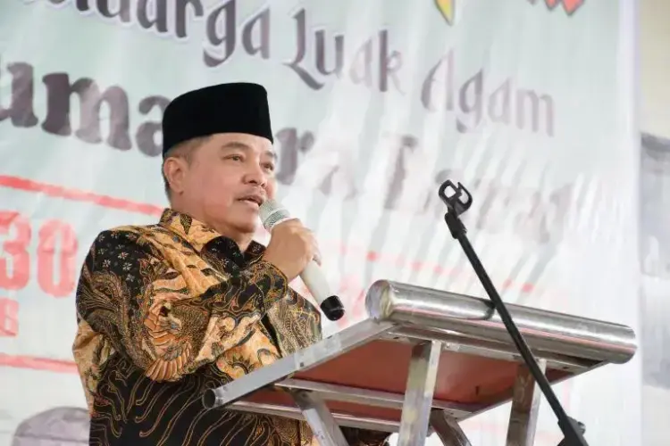 HALAL BI HALAL— Bupati Agam Benni Warlis mengajak seluruh perantau asal Agam untuk turut ambil bagian dalam membangun kampung halaman saat Halal Bihalal Kerukunan Keluarga Luhak Agam (KKLA) Sumatera Barat yang digelar di GOR UNP Padang, Minggu (20/4).