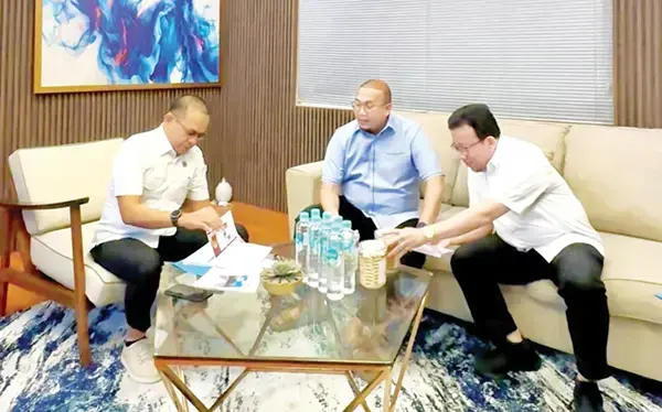 Andre Rosiade dan Menteri ATR/BPN Nusron Wahid bakal Sosialisasi Pentingnya Sertifikat Tanah Ulayat di Sumbar 1 SOSIALISASI SERTIFIKAT TANAH— Wakil Ketua Komisi VI DPR RI Andre Rosiade bertemu dengan Dirjen PHPT)Kementerian Agraria dan Tata Ruang/Badan Pertanahan Nasional (ATR/BPN). Pertemuan untuk membahas mengenai sosialisasi pentingnya sertifikat tanah ulayat di Sumatera Barat.