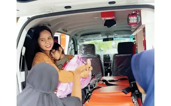 Dijemput Tim Pakai Ambulans, Andre Rosiade Fasilitasi Pengobatan Bocah Penderita Lipoma di RSUP M Djamil 1 DIBAWA KE RSUP M DJAMIL— Usai memberikan BLT, Wakil Ketua Komisi VI DPR RI Andre Rosiade kembali membantu Nur Rezkia Fahira (5), penderita lipoma atau tumor dan membawanya ke RSUP M Djamil Padang.