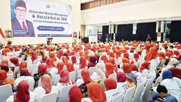 Halalbihalal IKM Membeludak, Lebih dari 1000 Orang 1 HALAL BI HALAL-- Menteri Kebudayaan RI Fadli Zon, memberikan sambutan saat kegiatan Halal bi Halal DPP IKM, di Kantor Kementerian Kebudayaan Republik Indonesia, Jakarta Pusat pada Minggu (20/4).
