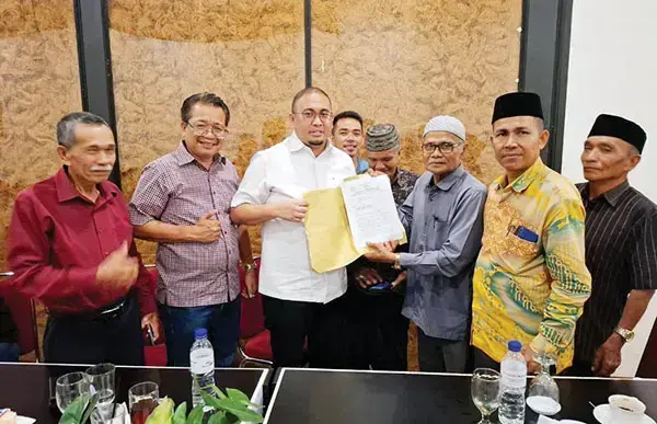 Tanah Ulayat Nagari jadi Hutan Lindung dan HPK, Ninik Mamak Inderapura Mengadu ke Andre Rosiade 1 BERTEMU NINIK MAMAK— Ninik mamak Inderapura, Kecamatan Air Pura dan Kecamatan Pancung Soal, Kabupaten Pessel mengadu kepada Wakil Ketua Komisi VI DPR RI dari Fraksi Gerindra Andre Rosiade terkait masdalah tanah ulayat. Pertemuan berlangsung di Suaso GOR Kota Padang, Sabtu (26/4).