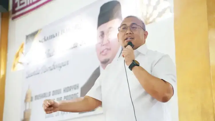 Bantu Mushalla Dinul Hidayah Mata Air, Andre Rosiade Bawa Menteri PU Tuntaskan Banjir Rawang 1 SERAHKAN BANTUAN— Wakil Ketua Komisi VI DPR RI Andre Rosiade, menyerahkan bantuan sebesar Rp75 juta untuk Mushalla Dinul Hidayah, Kelurahan Mata Air, Kecamatan Padang Selatan. Andre juga akan mengirimkan satu ekor sapi kurban tahun ini.
