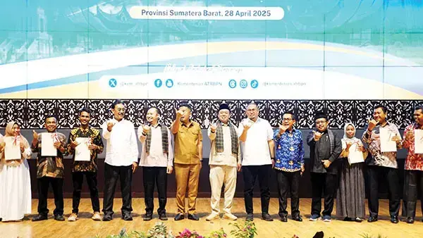 Andre Rosiade Apresiasi Menteri ATR/BPN Berikan Kepastian Hukum Tanah Ulayat di Sumbar 1 SOSIALISASI— Wakil Ketua Komisi VI DPR RI dari Fraksi Gerindra Andre Rosiade, menghadiri sosialisasi pengadministrasian dan pendaftaran tanah ulayat di Sumbar, Senin (28/4) di Auditorium UNP yang dibuka Menteri ATR/BPN Nusron Wahid.