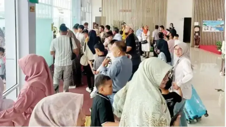 PENINGKATAN PENUMPANG— PT Kereta Api Indonesia (Persero) Divisi Regional II Sumatera Barat mencatat hingga akhir pekan kemarin, lebih dari 100.000 penumpang telah diberangkatkan melalui layanan kereta api selama masa Angkutan Lebaran 1446 H/tahun 2025 di wilayah Divre II Sumbar.