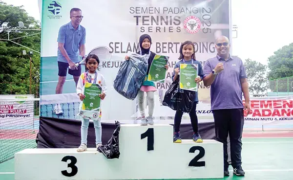 PENUTUPAN KEJURDA— Para pemenang dalam Kejurda Tenis Lapangan Junior Regional Sumatera 2025 mendapatkan hadiah dan sertifikat, saat acara penutupan pada Minggu (20/4) di Lapangan Tenis Outdoor PT Semen Padang.