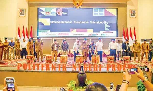Cetak Generasi Unggul Anak Nagari, PT Semen Padang dan PNP Perluas Program Bangsa 1 MOU PROGRAM BANGSA— PT Semen Padang bersama Politeknik Negeri Padang (PNP) kembali melakukan MoU Program BANGSA (Beasiswa Anak Nagari Semen Padang) untuk penerimaan mahasiswa baru tahun ajaran 2025/2026. Penandatanganan MoU berlangsung di Gedung Pusat Kegiatan Mahasiswa (PKM) Kampus PNP, Senin (28/4).
