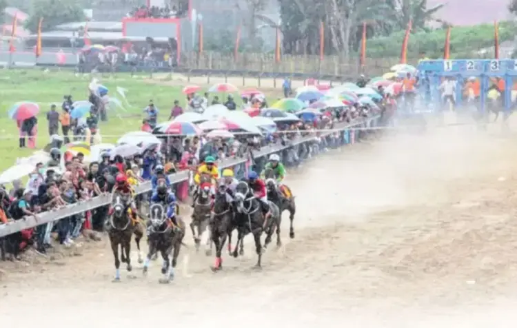 Bukittinggi dan Agam Siap Gelar Pacu Kuda Bersama, Targetkan Dongkrak Pariwisata dan Ekonomi 1 PERTEMUAN— Wako Bukittinggi, Ramlan Nurmatias dengan Bupati Agam, Benni Warlis
menggelar pertemuan di kediaman Wako Bukittinggi, Minggu (6/4), untuk membahas
pegelaran open race pacu kuda tahun ini.