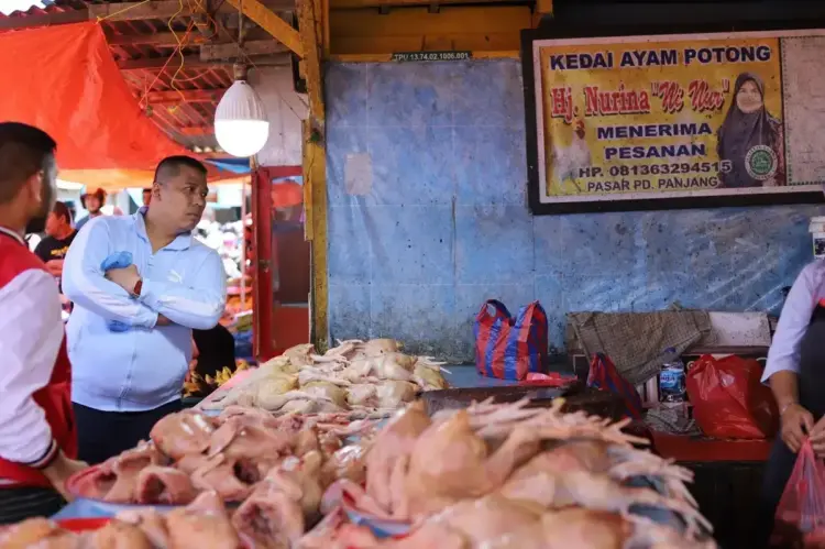 Pantau Aktivitas Pedagang dan Masyarakat, Wako Hendri Arnis Blusukan ke Pasar 1 KUNJUNGAN— Wali Kota Hendri Arnis saat melakukan kunjungan langsung ke kawasan pasar tumpah di sekitar area Parkir Barat Pasar Pusat, Jumat (18/4)