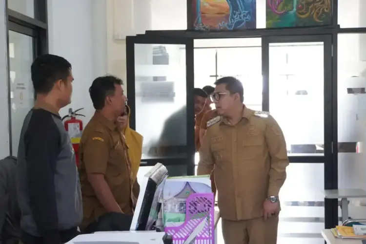 Pastikan ASN Masuk Kantor, Wako Hendri Arnis Sidak ke BKPSDM dan Bappeda 1 SIDAK— Wali Kota Padangpanjang Hendri Arnis melakukan dialog dengan salah seorang ASN saat Sidak pada hari pertama masuk kerja pascalibur Lebaran, Selasa (8/4).