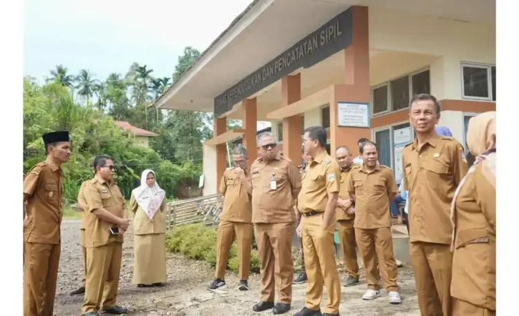 Khairunas - Yulian Efi Sidak ke OPD, Pastikan Pelayanan Publik Berjalan Baik 1 SIDAK— Bupati dan Wakil Bupati Solok Selatan H. Khairunas dan H. Yulian Efi saat melakukan Inspeksi Mendadak (Sidak) Selasa (8/4) pagi.