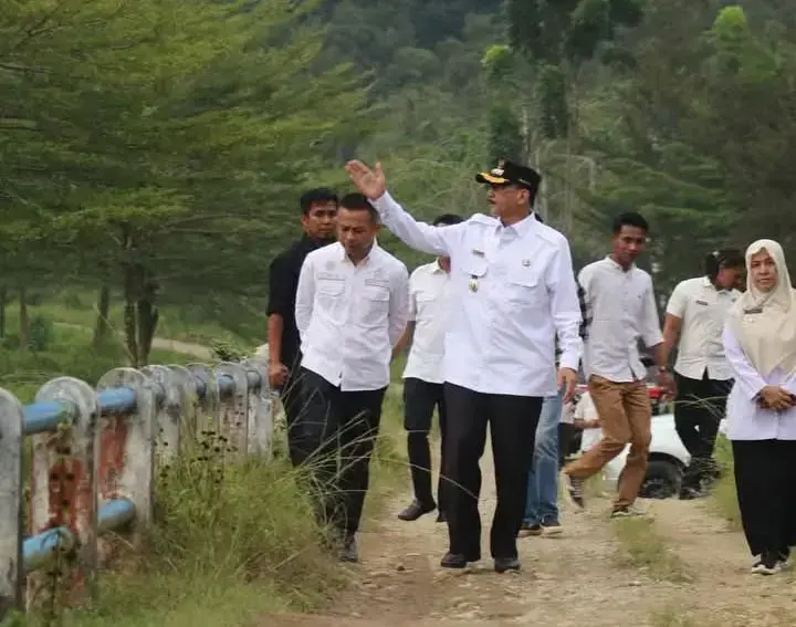 Bupati Hendrajoni Tinjau Lokasi Pembangunan Sirkuit Permanen 1 TINJAU LOKASI— Bupati Pesisir Selatan Hendrajoni, bersama OPD terkait tinjau lokasi rencana pembangunan sirkuit permanen.
