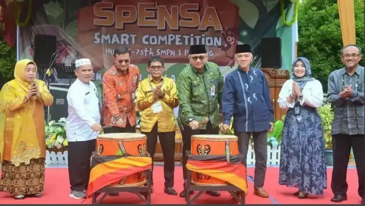 Spensa Smart Competition 2025, Sekda: Ajang Uji Kemampuan Peserta Didik 1 PEMBUKAAN SPENSA SMART COMPTETION— Sekretaris Daerah (Sekda) Kota Padang Andree Algamar secara resmi membuka ajang kreasi adu bakat Spensa Smart Competition (SSC) Tahun 2025, di SMPN 1 Padang, Jumat (11/4).