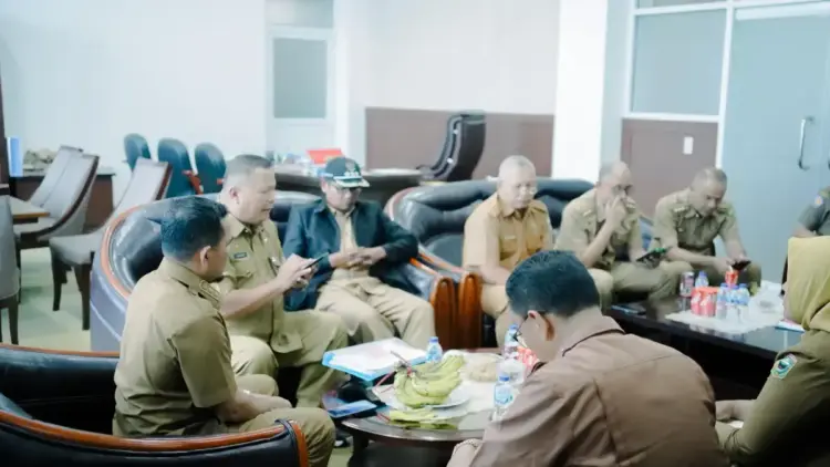 Dikenal Nasional dan Berikan Dampak Ekonomi, Pemkab Dorong Perkembangan Pariwisata Lokal 1 BAHAS—Dalam rapat Pemda Kabupaten Solok fokus utama pembahasan potensi wisata halal yang terletak di kawasan strategis dan memiliki kekayaan
alam yang masih asri, namun belum tergarap secara maksimal.
