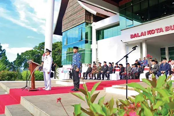 PIMPIN UPACARA— 
Wakil Walikota Bukittinggi Ibnu Asis, pimpin upacara Peringatan Hari Otonomi Daerah Ke-29 Tahun 2025 di halaman Balaikota Bukittinggi, Jum’at (25/4).