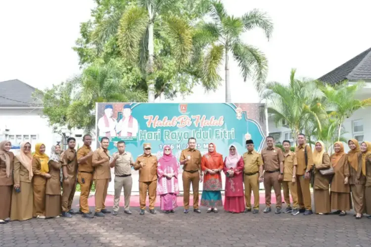 Pemkab Agam Gelar Halal bi Halal, Bupati Ajak ASN Kembali ke Fitrah Tingkatkan Kinerja 1 HALAL BI HALAL— Pemkab Agam menggelar Halal bi Halal di Balairong Rumah Dinas Bupati Agam, Padang Baru, Lubuk Basung, Selasa (8/4).