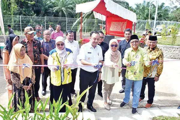 SIMBOLIS— Sebanyak 80 unit rumah hunian tetap (huntap) secara simbolis diserahkan 
kepada warga terdampak banjir bandang dan lahar dingin, di Talago Jorong IV Surabayo, 
Nagari Lubuk Basung, Kamis (24/4).