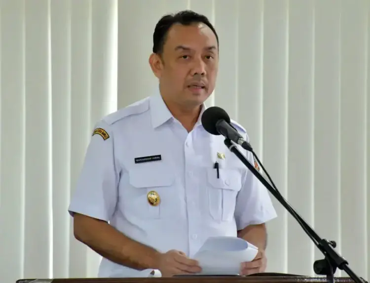 Pemkab Komit Wujudkan Agam sebagai KLA 1 VERIFIKASI LAPANGAN— Wakil Bupati Agam, H. Muhammad Iqbal, saat memberikan sambutan dalam acara verifikasi Lapangan Hybrid Evaluasi KLA Tahun 2025 yang digelar secara daring dan luring di aula kantor Bupati Agam,
Lubuk Basung, Rabu (23/4).