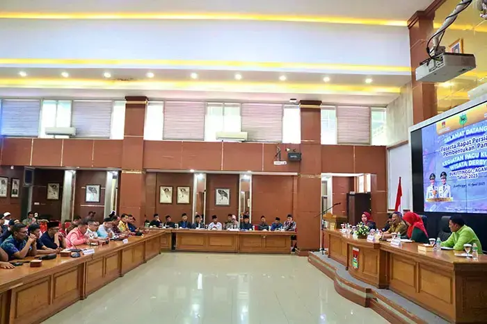 Digelar 11 Mei Mendatang, Bukittinggi-Agam Matangkan Persiapan Pacu Kuda Wisata 2025 1 RAPAT AWAL PERSIAPAN— Pemko Bukittinggi bersama Pemkab Agam menggelar rapat awal persiapan penyelenggaraan Pacu Kuda Wisata Derby Bukittinggi–Agam Tahun 2025, Kamis (10/4) di Aula Balai Kota Bukittinggi.