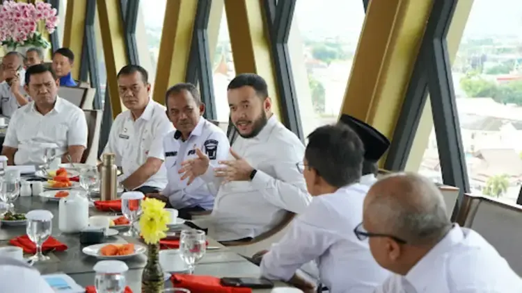 PENANGGULANGAN BANJIR— Wako Fadly Amran didampingi Wawako Maigus Nasir, melakukan pertemuan dengan Direktur Sungai dan Pantai Ditjen SDA Kementerian PU, Dwi Purwantoro, serta Kepala Balai Wilayah Sungai (BWS) Sumatera V Padang, Naryo Widodo, di Hotel Santika Padang, Rabu (23/4).