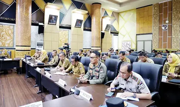 Pemko Padang Fokus Matangkan Progul, Soroti Inovasi dan Permasalahan Sosial 1 WEEKLY MEETING— Sejumlah kepala Organisasi Perangkat Daerah (OPD) dan ASN Pemko mengikuti weekly meeting bersama Wali Kota Padang Fadly Amran, di Ruang Abu Bakar Jaar Balaikota Padang, Senin (21/4).