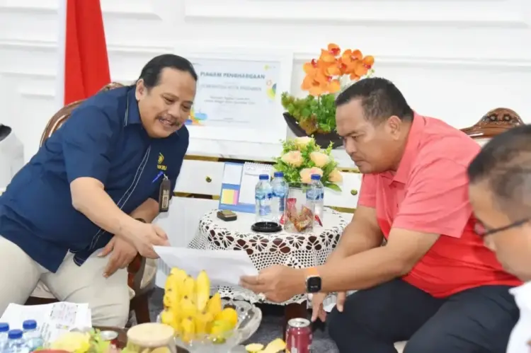 Pemko Pariaman jadi Pilot Project Pemungutan Pajak Pusat dan Daerah 1 KUNJUNGAN— Wali Kota Pariaman Yota Balad menerima kunjungan Kepala Kantor Pelayanan Pajak (KPP) Pratama Padang Satu Asprilanto miardiwidodo dan rombongan di ruang kerja walikota, Balaikota Pariaman, Rabu (16/4).