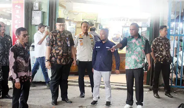 Pemko Padang Tindaklanjuti Keluhan PKL Fase VII ke Ombudsman, Pemko Pastikan Seluruh Pedagang Bisa Berjualan di Fase VII 1 TINJAU FASE VII— Sekda Kota Padang Andree Harmadi Algamar, Kepala Disdag Syahendri Barkah dan Kepala Perwakilan Ombudsman RI Sumbar Adel Wahidi, melakukan peninjauan langsung ke Fase VII untuk menindaklanjuti keluhan dari PKL, Kamis (24/4).