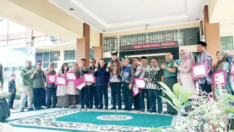 HALAL BI HALAL— Wali Kota Padang, Fadly Amran saat menghadiri kegiatan halal bihalal dan penyerahan dana operasional di Kecamatan Nanggalo, Kamis (10/4).