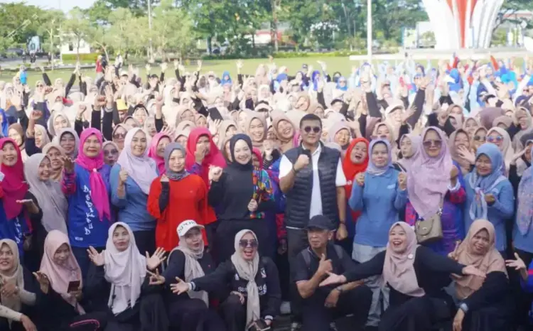 Pemko Siap Perjuangkan Sertifikasi dan Kesejahteraan Guru PAUD 1 SILATURAHMI GURU PAUD—Bunda PAUD dr. Dian Puspita Fadly Amran, Sp. JP menghadiri silaturahmi bersama guru PAUD di Tugu Apeksi, Balai Kota Padang, Sabtu (12/4) pagi.