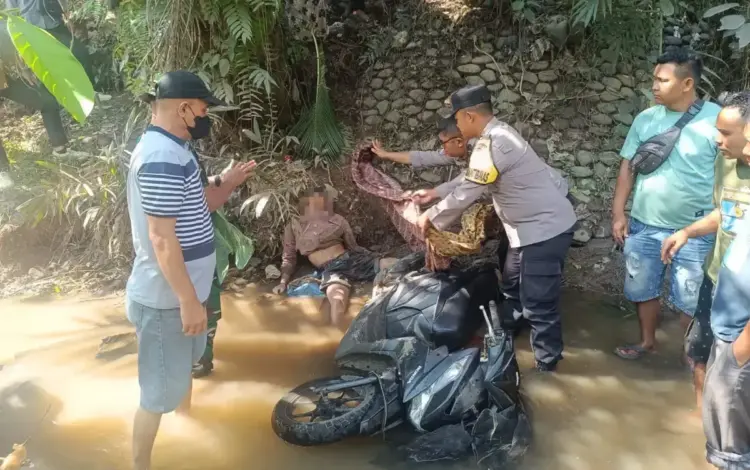 Pemotor Ditemukan Tewas di Bawah Jembatan 1 OLAH TKP— Polisi melakukan olah TKP penemuan mayat pengendara sepeda motor di bawah jembatan Sungai Napau perbatasan, Kecamatan Koto Baru.