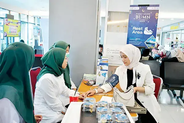 Pemudik Puas, Posko Arus Balik BUMN di BIM Disambut Hangat Perantau 1 POSKO ARUS BALIK— Kepala Unit Komunikasi & Kesekretariatan PT Semen Padang, Nur Anita Rahmawati melakukan pengecekan kesehatan di Posko Mudik Bersama BUMN yang dilakukan PT Semen Padang bersama PT Angkasa Pura Indonesia Kantor Cabang BIM dan PT PNM, saat arus balik sejak 5 hingga 8 April 2025.