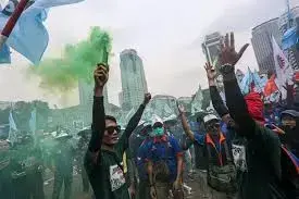 Pengamanan May Day Kedepankan Pendekatan Humanis, Gas Air Mata Opsi Terakhir 1 UNJUK RASA— Massa Buruh dari berbagai elemen melakukan aksi unjuk rasa untuk memperingati
Hari Buruh atau May Day pada tahun lalu.