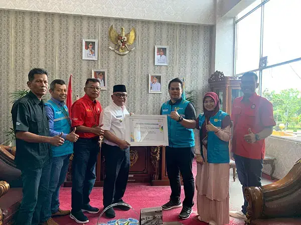 Pelunasan Tagihan Listrik PJU 2024, Pemkab Pasbar Terima Penghargaan dari PLN 1 Penghargaan diserahkan langsung oleh Manager PLN UP3 Sumatera Barat Rudi Hamiri kepada Bupati Pasaman Barat Yulianto di ruang kerja bupati